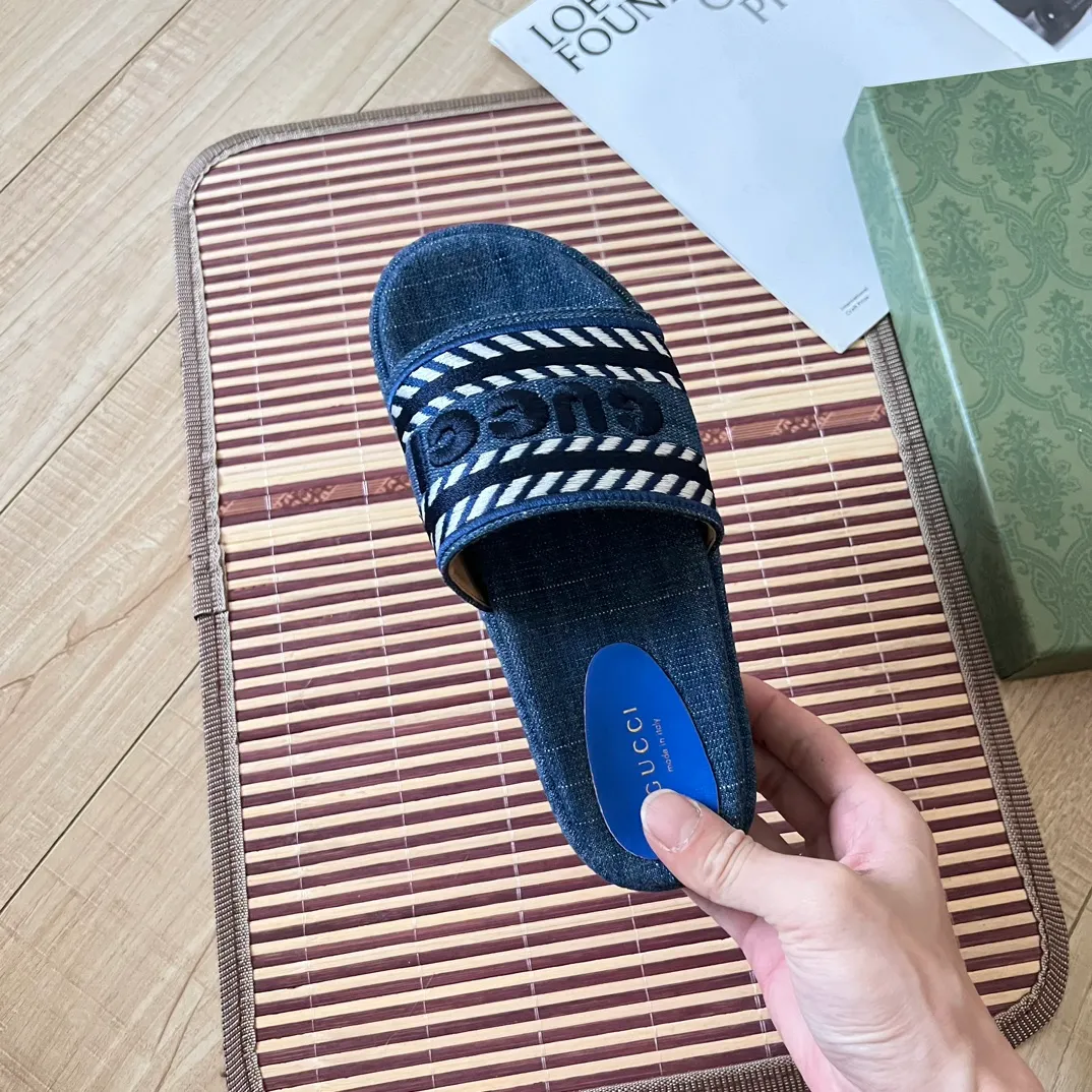 👟👟Ex-factory price 420👟👟 High-end women's shoes Gucci's latest limited edition thick-soled slippers. Top quality sale. Purchase authentic products. The material and craftsmanship are consistent with the original. Upper: original special printing process. Lining: dyed sheepskin. Outsole: Italian private model outsole. Size: 35-43M standard size. 41, 42 custom-made and non-refundable. Sole thickness: 5.5cm. Forefoot 4cm.